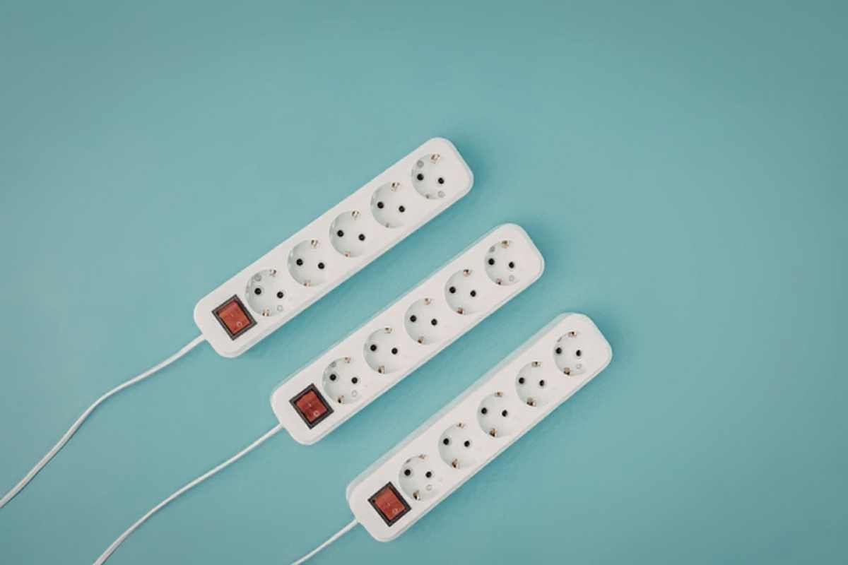 Mai collegarlo alla ciabatta: il dispositivo che può provocare un incendio in casa