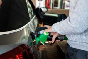 Ci sono dei trucchi per risparmiare carburante: ecco cosa devi fare per ridurre quella spesa al minimo