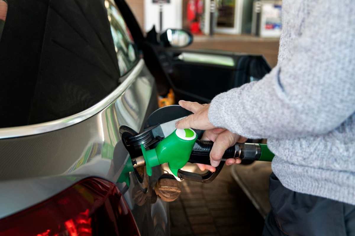 Ci sono dei trucchi per risparmiare carburante: ecco cosa devi fare per ridurre quella spesa al minimo