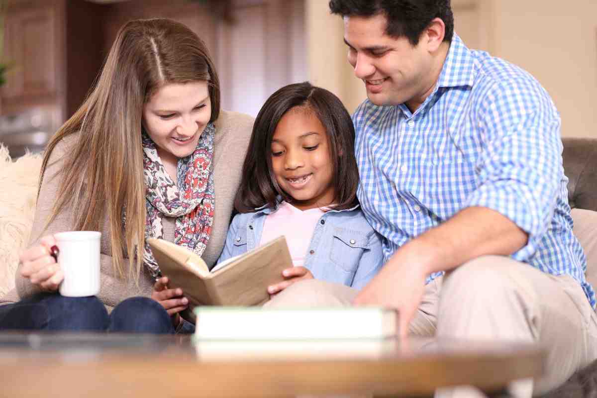 Adozioni internazionali in crisi: guerre, costi e bambini sempre più fragili mettono a rischio il futuro